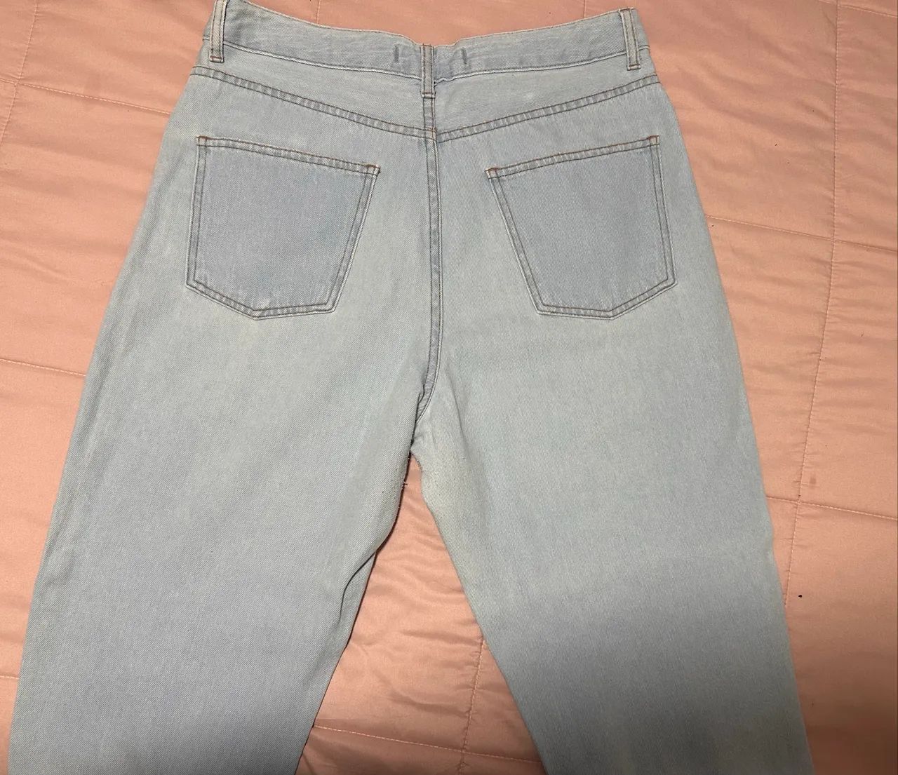     Calça jeans clara com bordado  - Foto 3