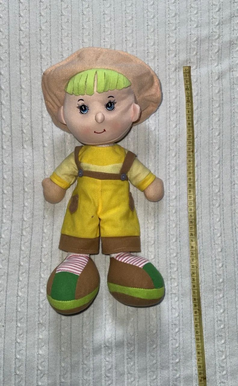boneco de pelucia infantil com chapéu e com macacão - Foto 3