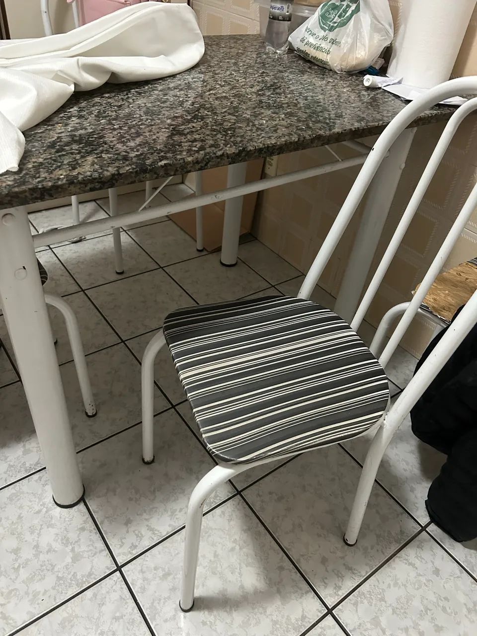  Vendendo mesa de mármore com 4 cadeiras  - Foto 2