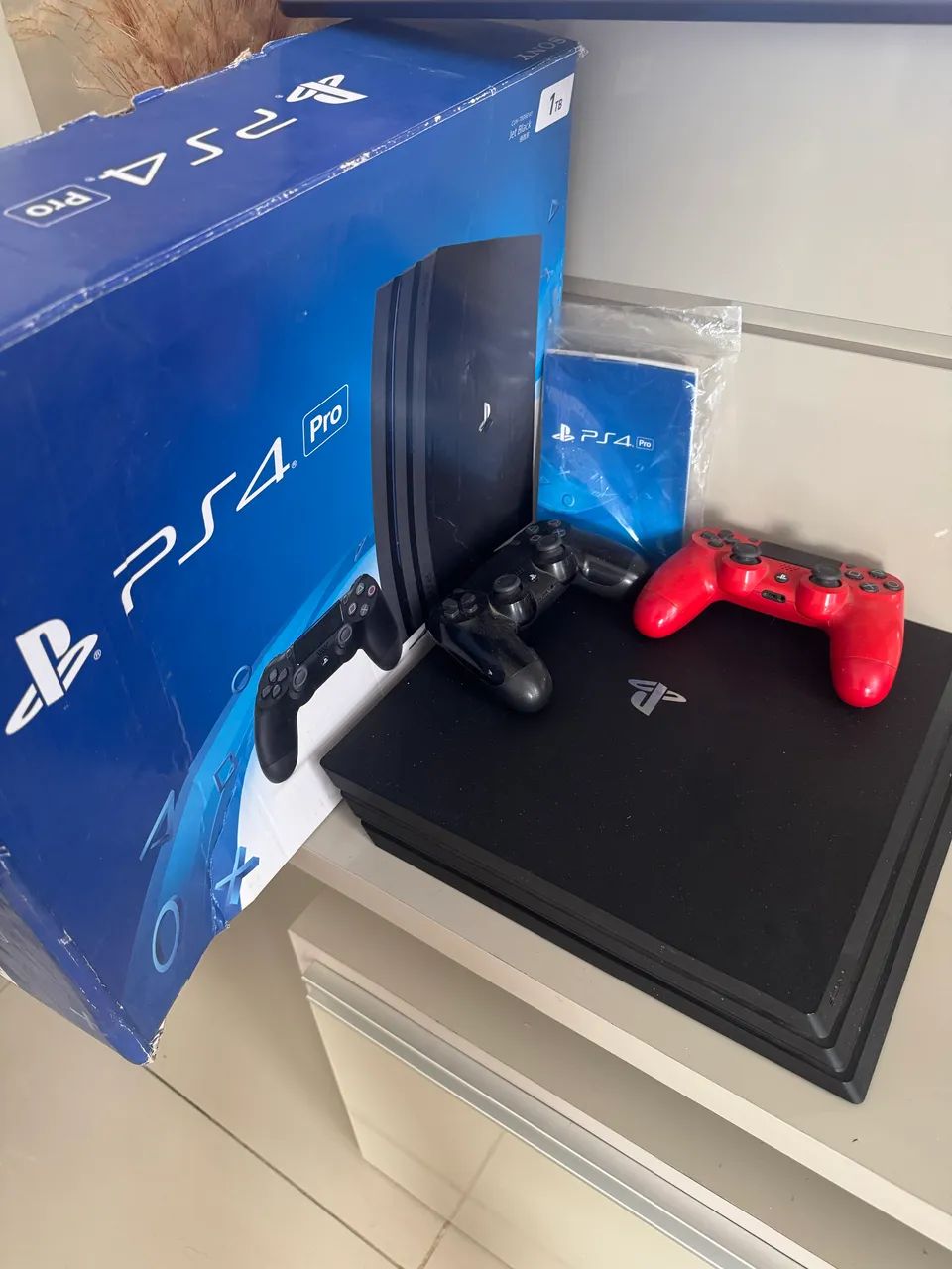 PS4 PRO 1 TB com 2 controles(pode ser desbloqueado)