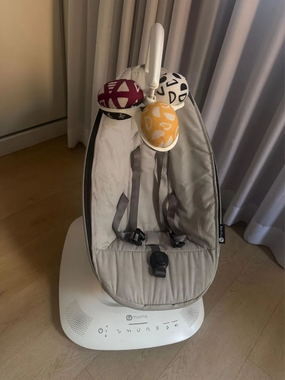 Cadeira de Balanço Bebê 4moms MamaRoo 5.0 Bluetooth 5 Movimentos Cinza - Foto 3