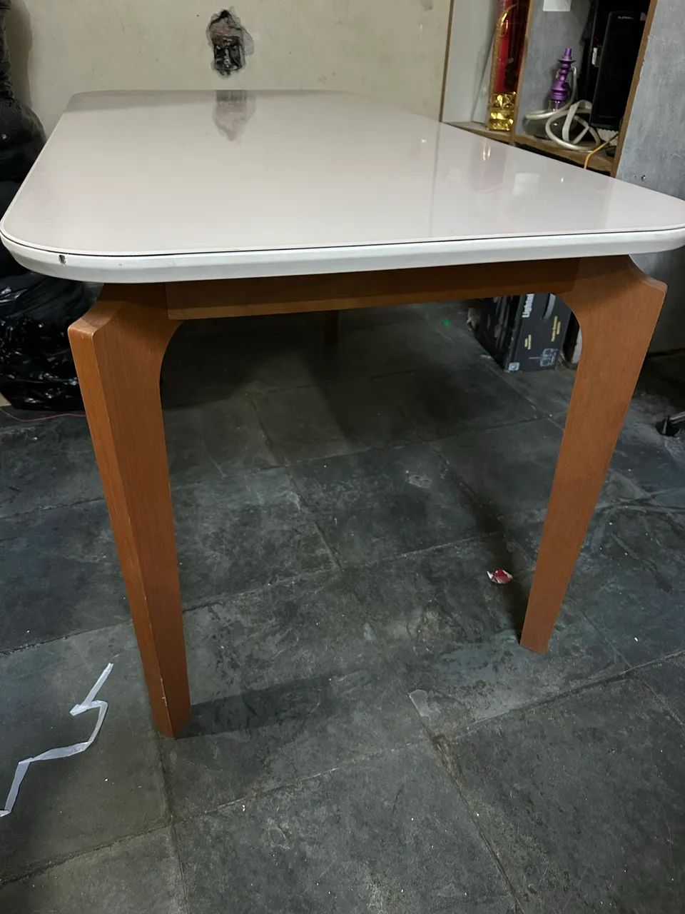 Mesa de madeira maciça com tampa de vidro - Foto 2