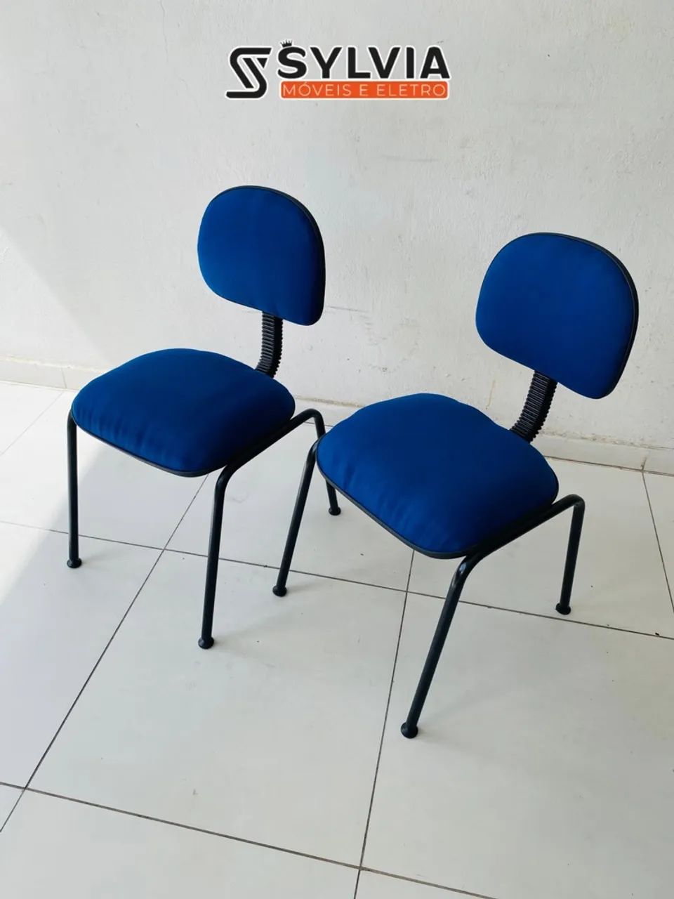 Cadeira acolchoada azul 