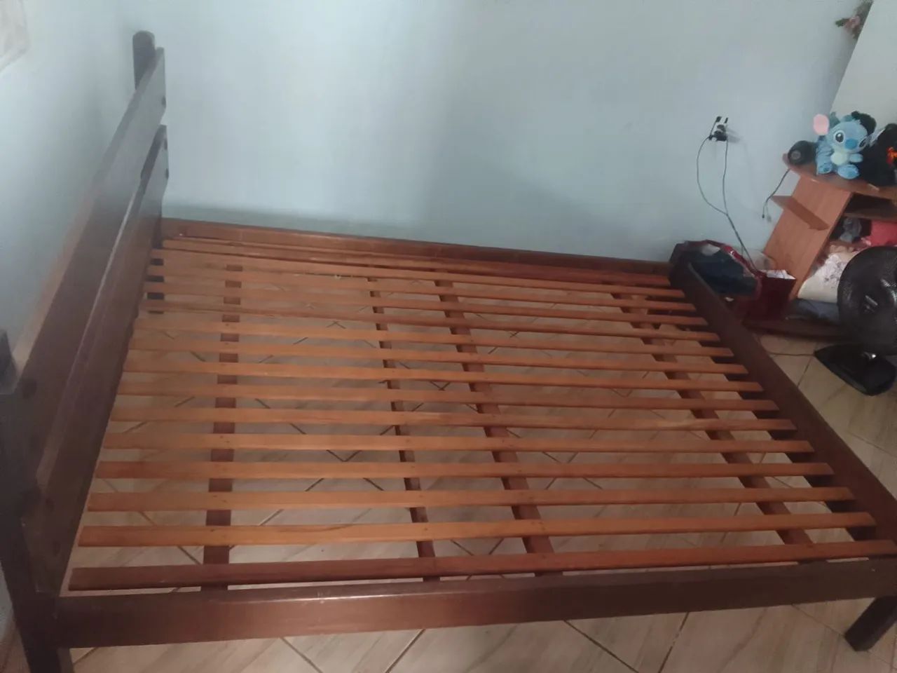 Cama de casal, madeira antiga e boa  - Foto 2
