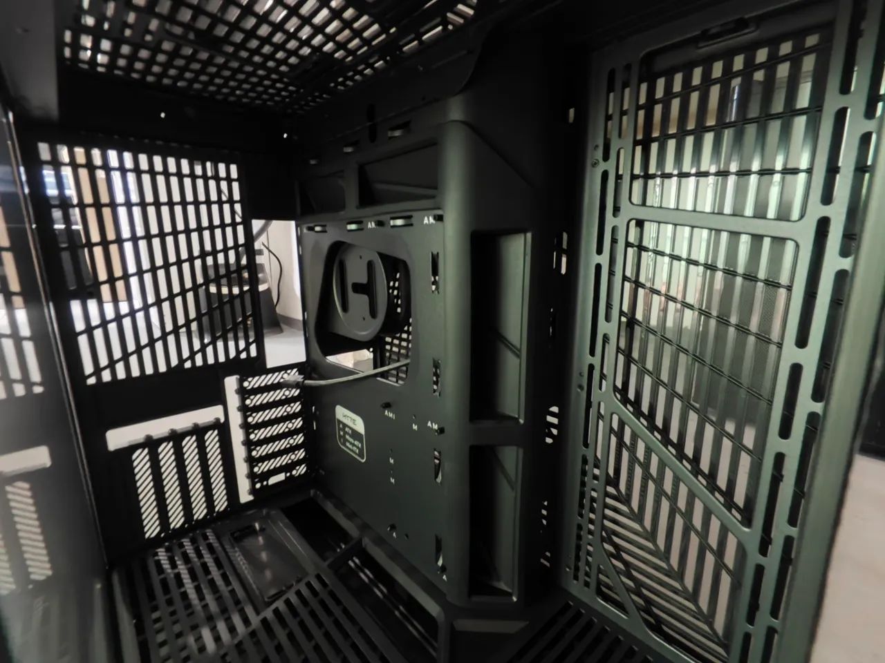 Gabinete Hyte Y70 - Foto 5