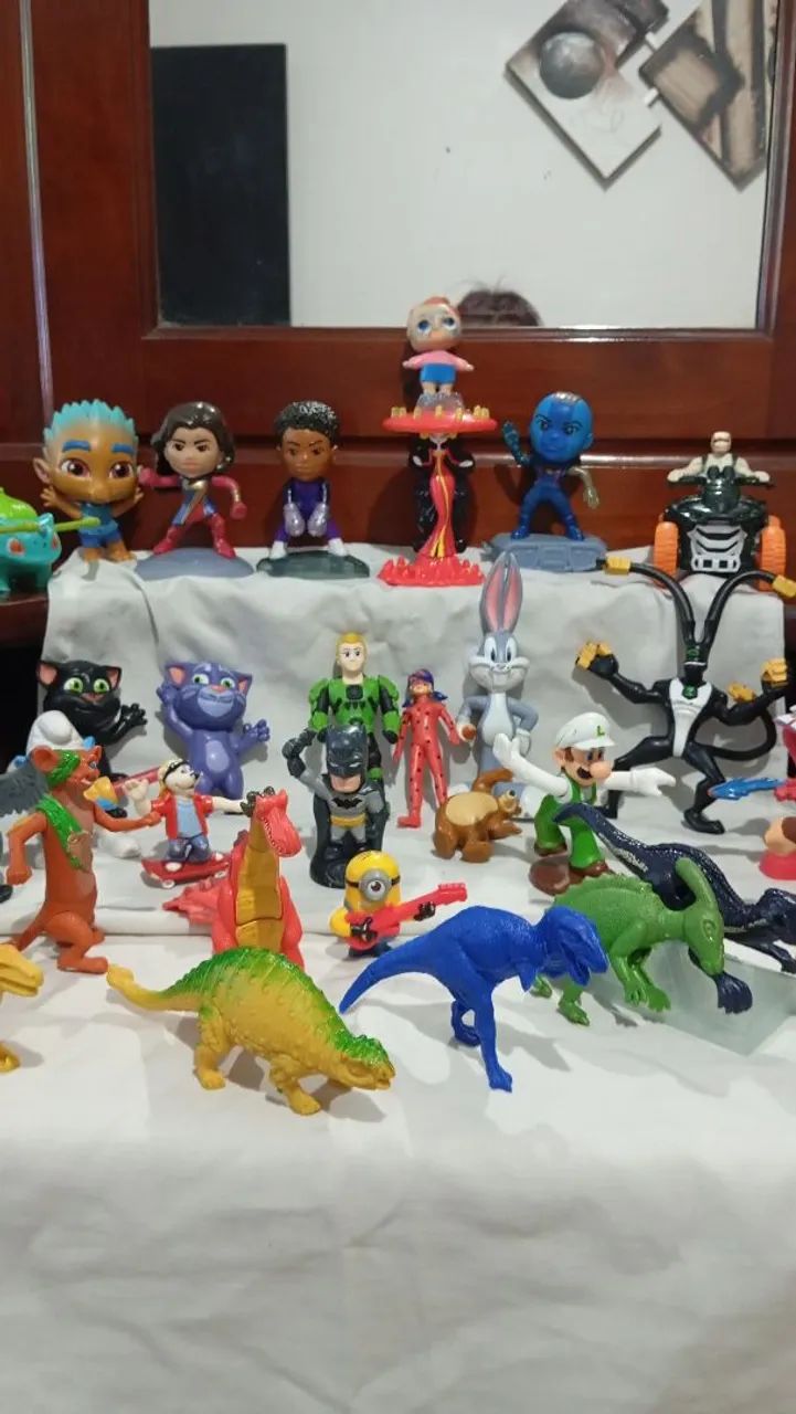 29 bonecos do Mac lanche,lol, Batman etc..