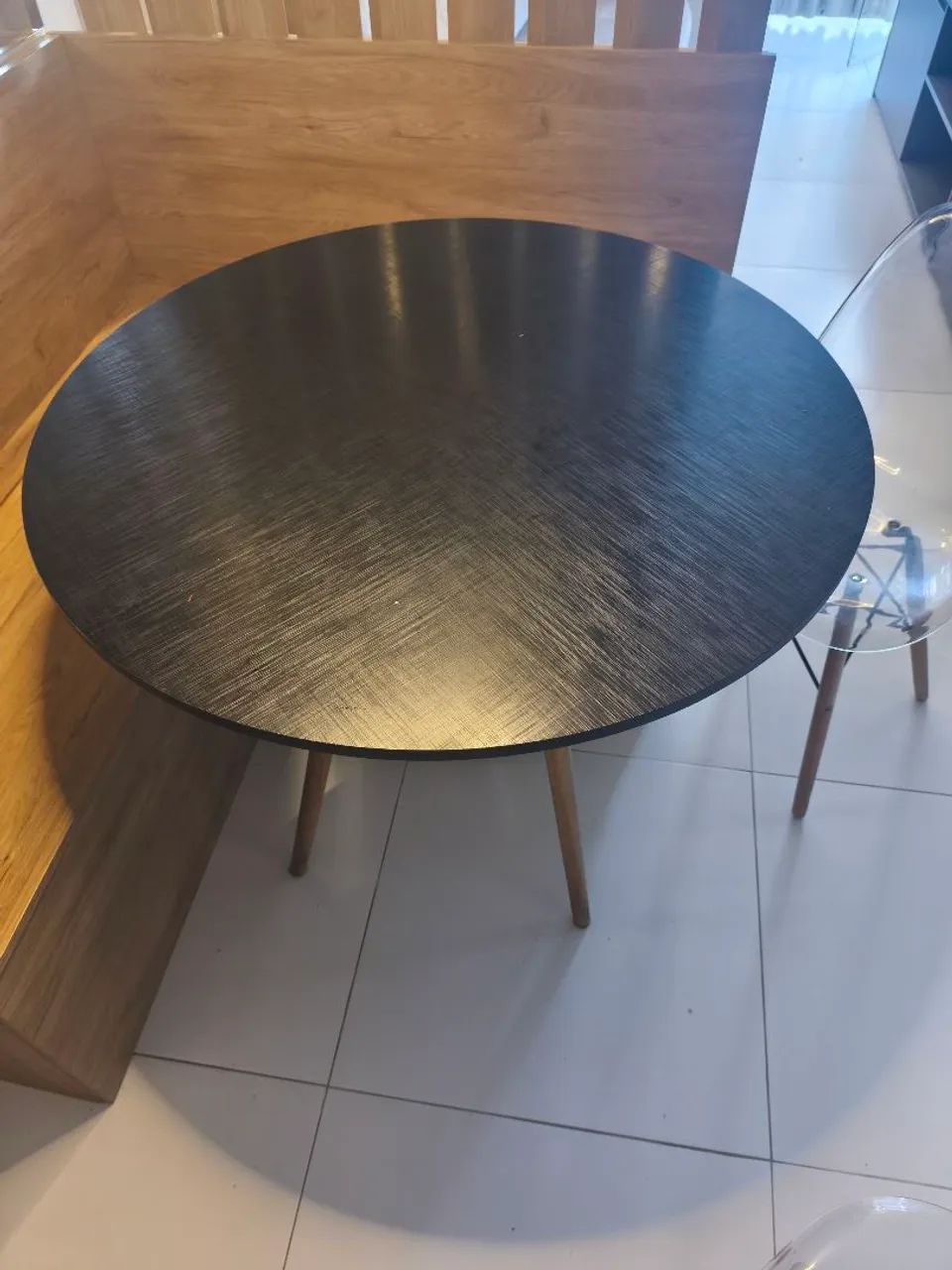Vendo mesa redonda com duas cadeiras 
