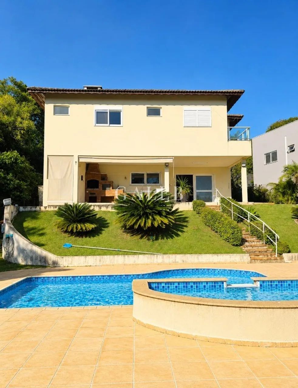 SOBRADO COM 4 QUARTOS, PISCINA E ESPAÇO GOURMET NO CONDOMÍNIO SERRA DA ESTRELA!