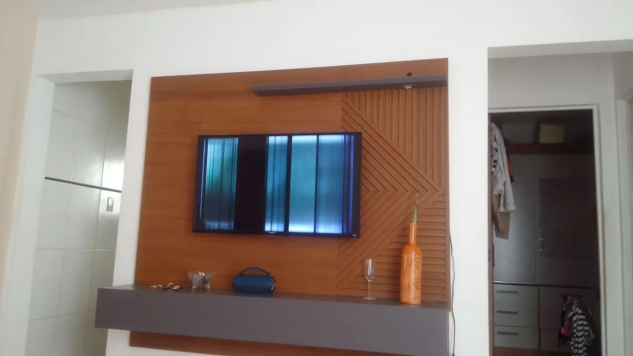 Vendo televisão com defeito 