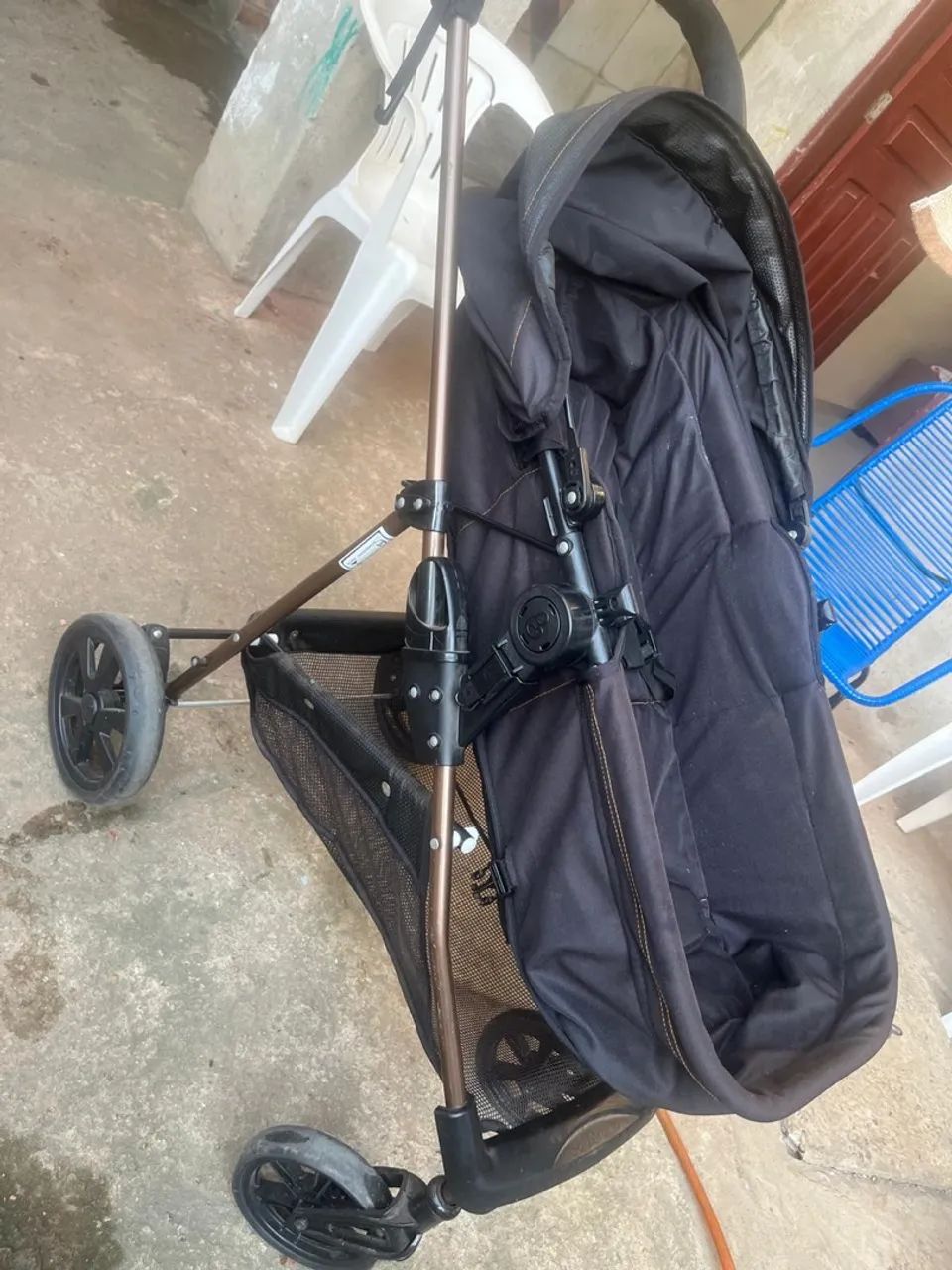 Carrinho de bebê.