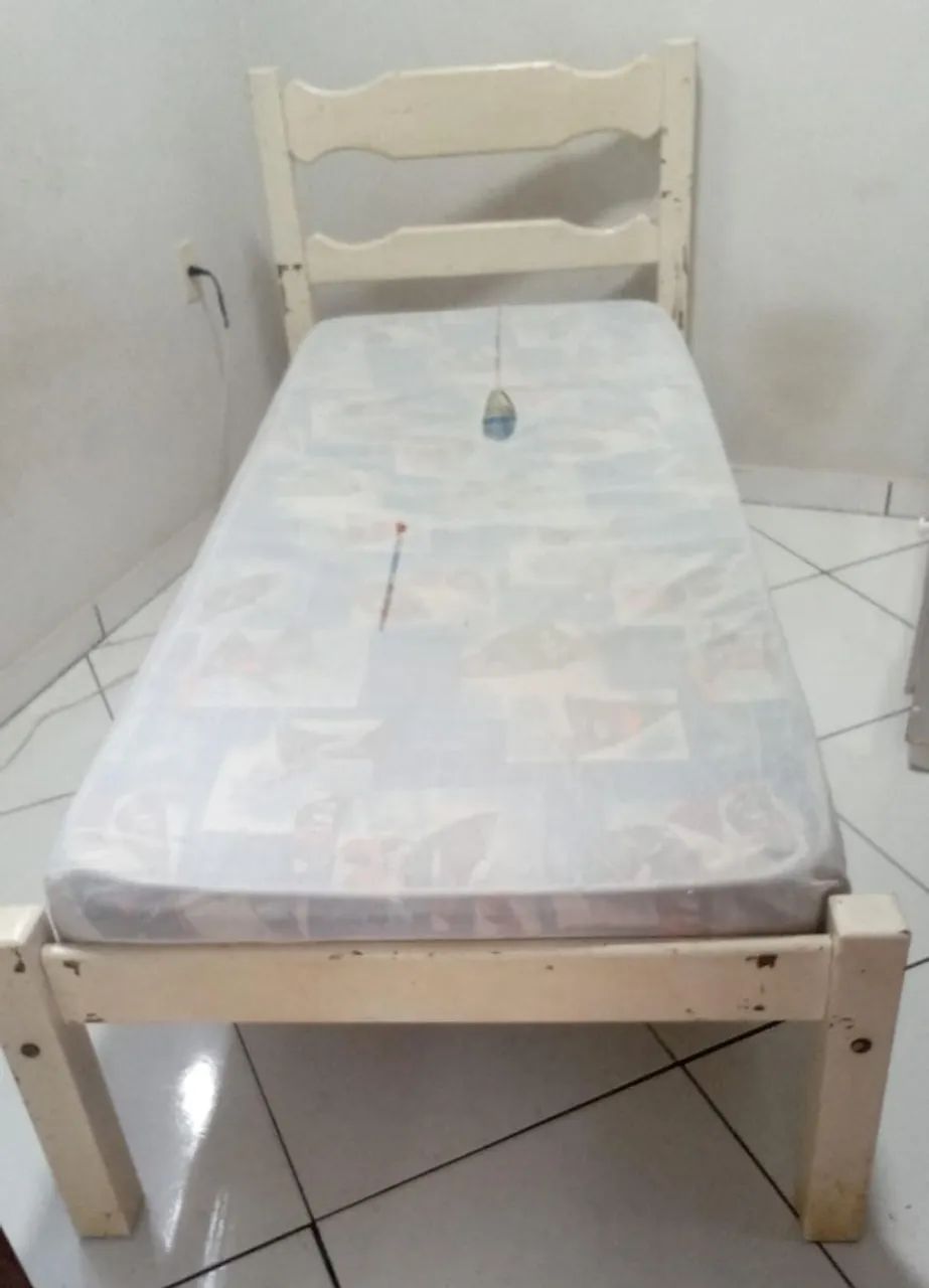 Cama em madeira usada