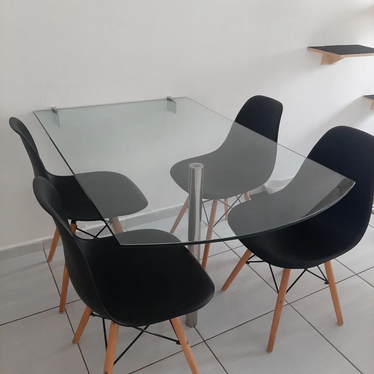 Mesa de vidro com 4 cadeiras