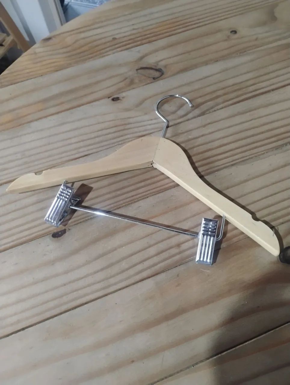  Kit com 10 Cabides infantil de madeira com prendedor 
