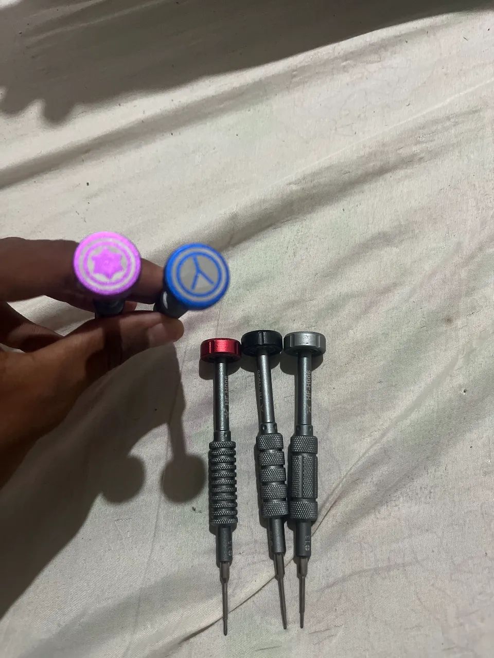 KIT COM 5 CHAVES PARA ABRIR E FAZER MANUTENÇÃO EM CELULARES E ELETRÔNICOS, EM BOM ESTADO!