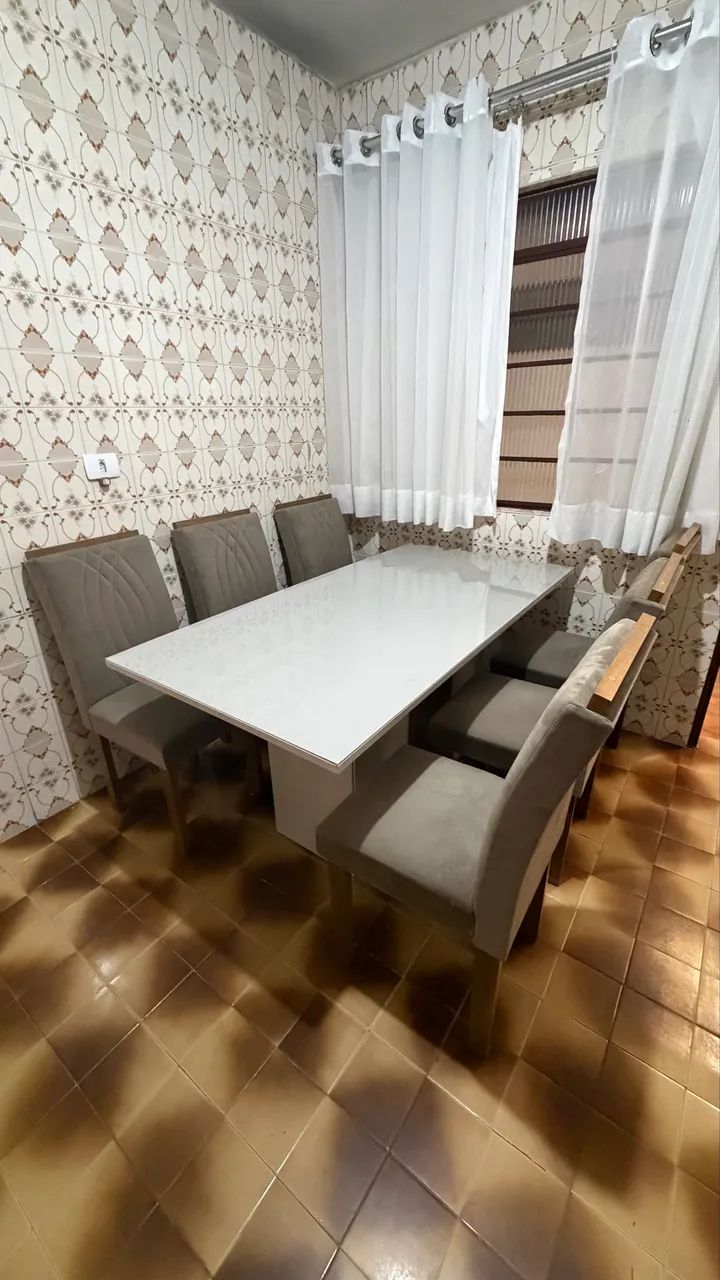 Mesa com 6 cadeiras estofadas e tampão de vidro  - Foto 3