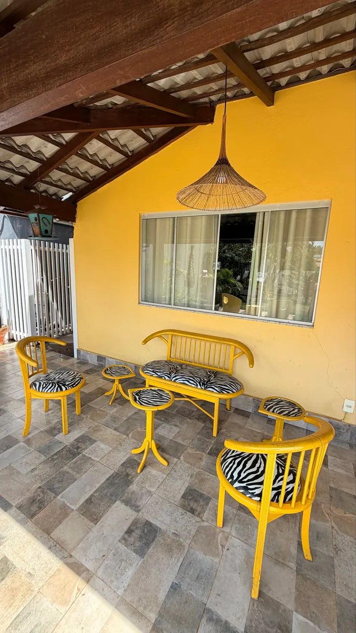 Conjunto de bancos e cadeiras  de madeira.