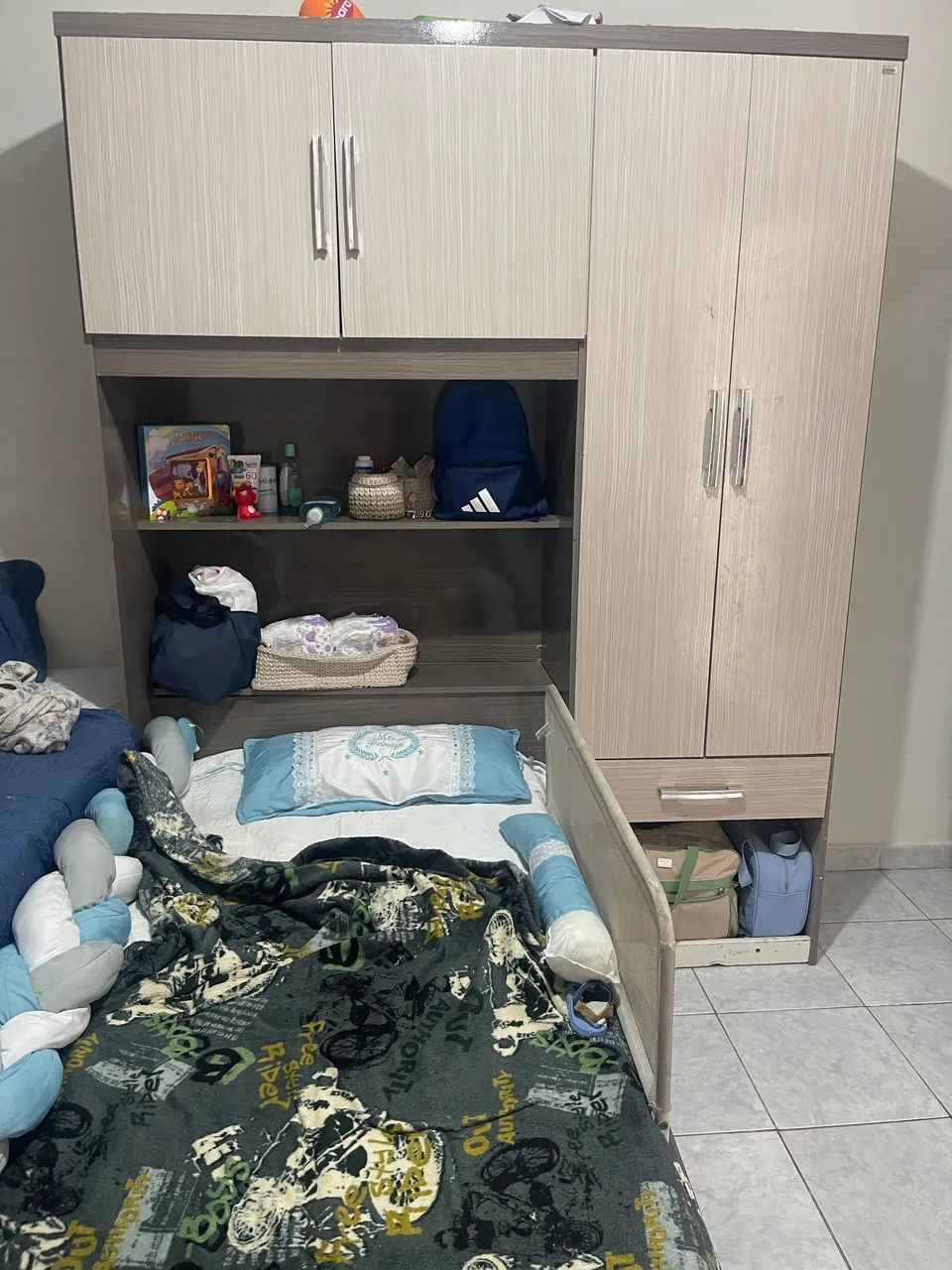 Guarda roupa com cama 