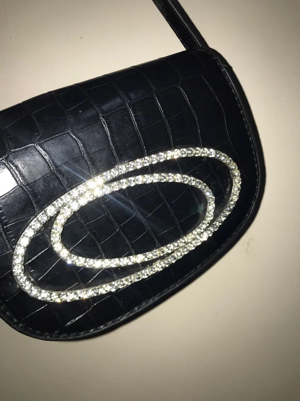 Bolsa preta detalhada com strass prateado  - Foto 3