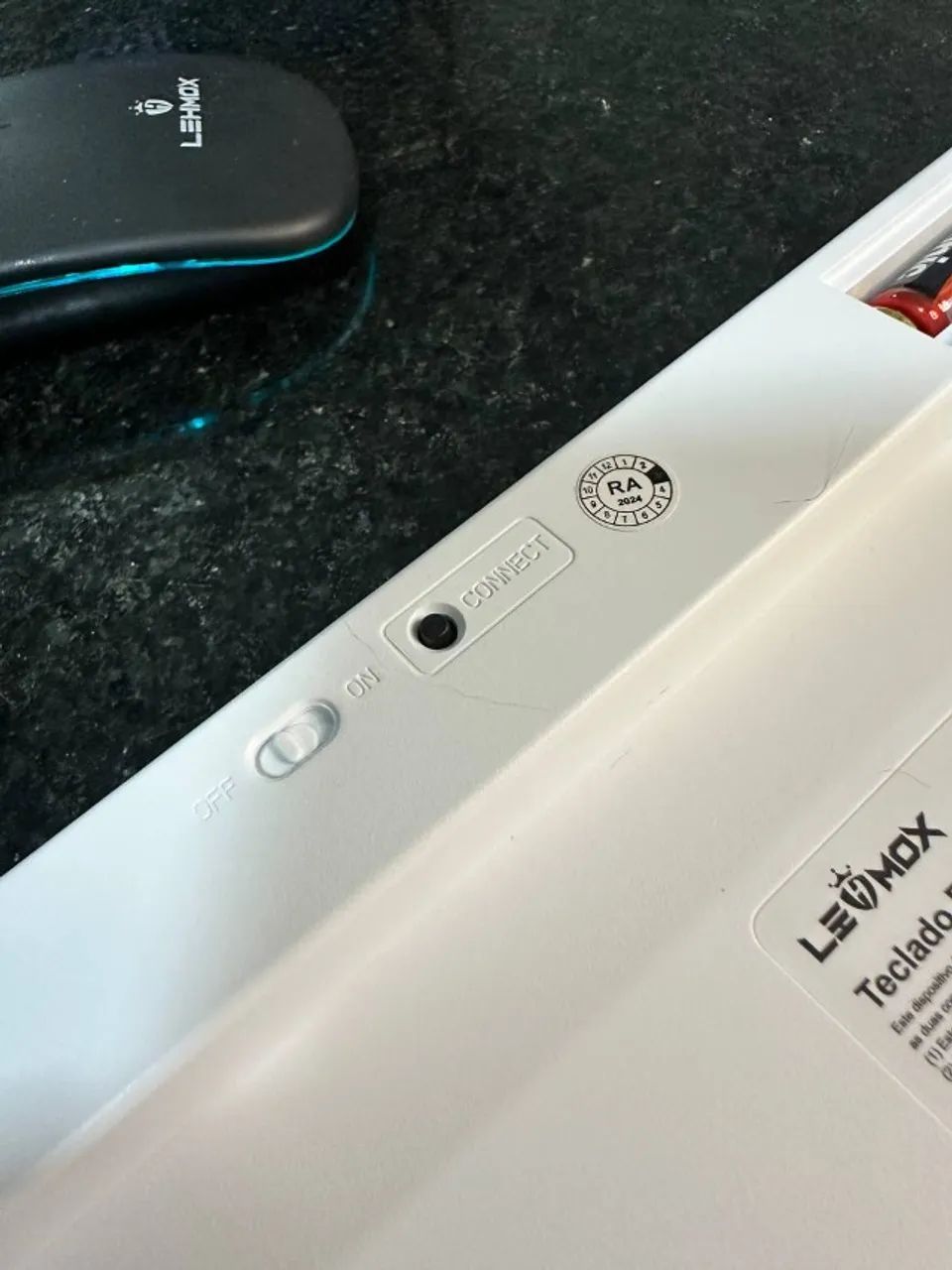 Teclado Bluetooth Slim Prata/Branco | Pilha | Com Caixa | Impecável - Foto 2