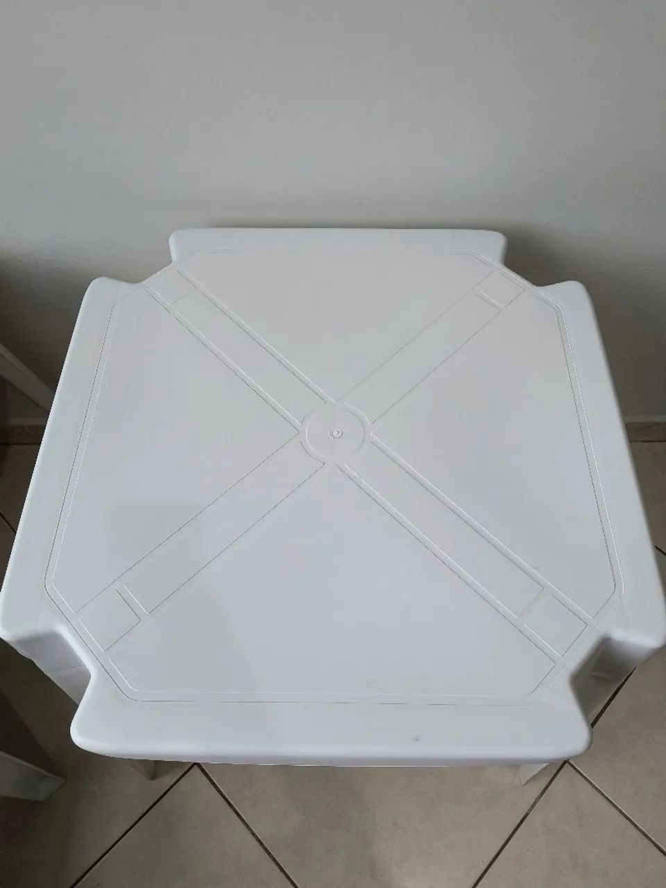 Mesa de plástico na cor branco 