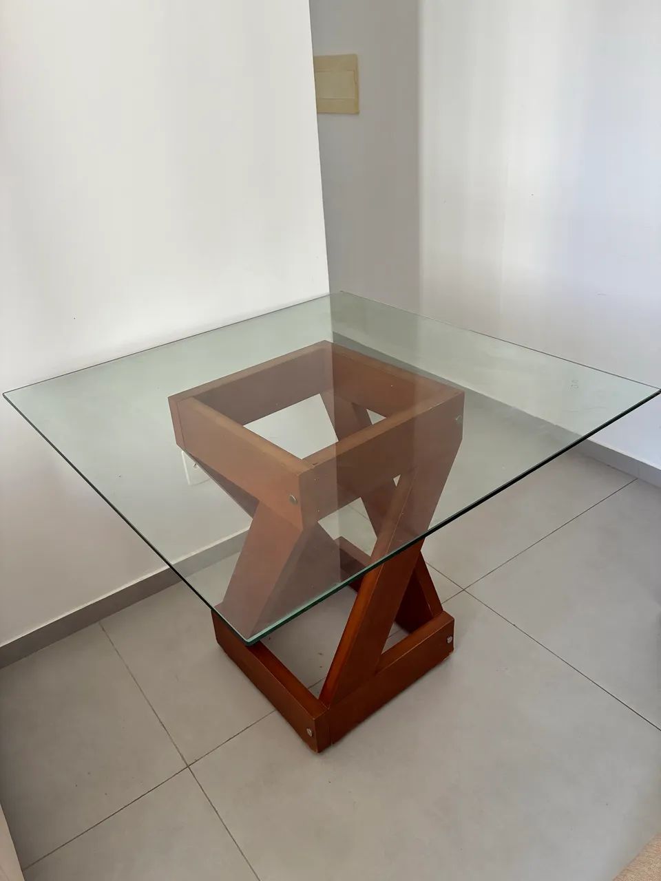 Mesa de jantar com tampo de vidro