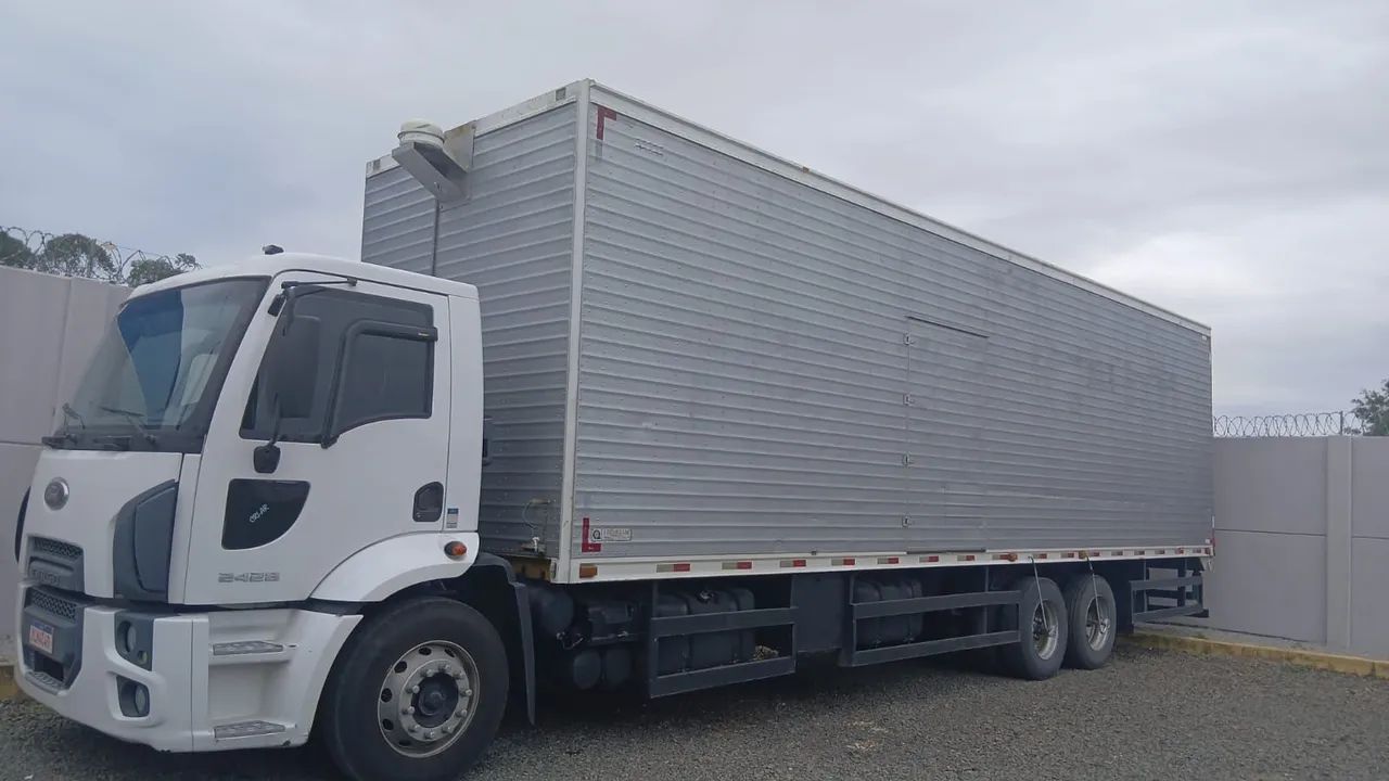 Ford Cargo 2428 - Baú 10 metros  - Foto 3