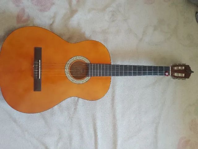 Violão de nylon acústico com capô e uma palheta 