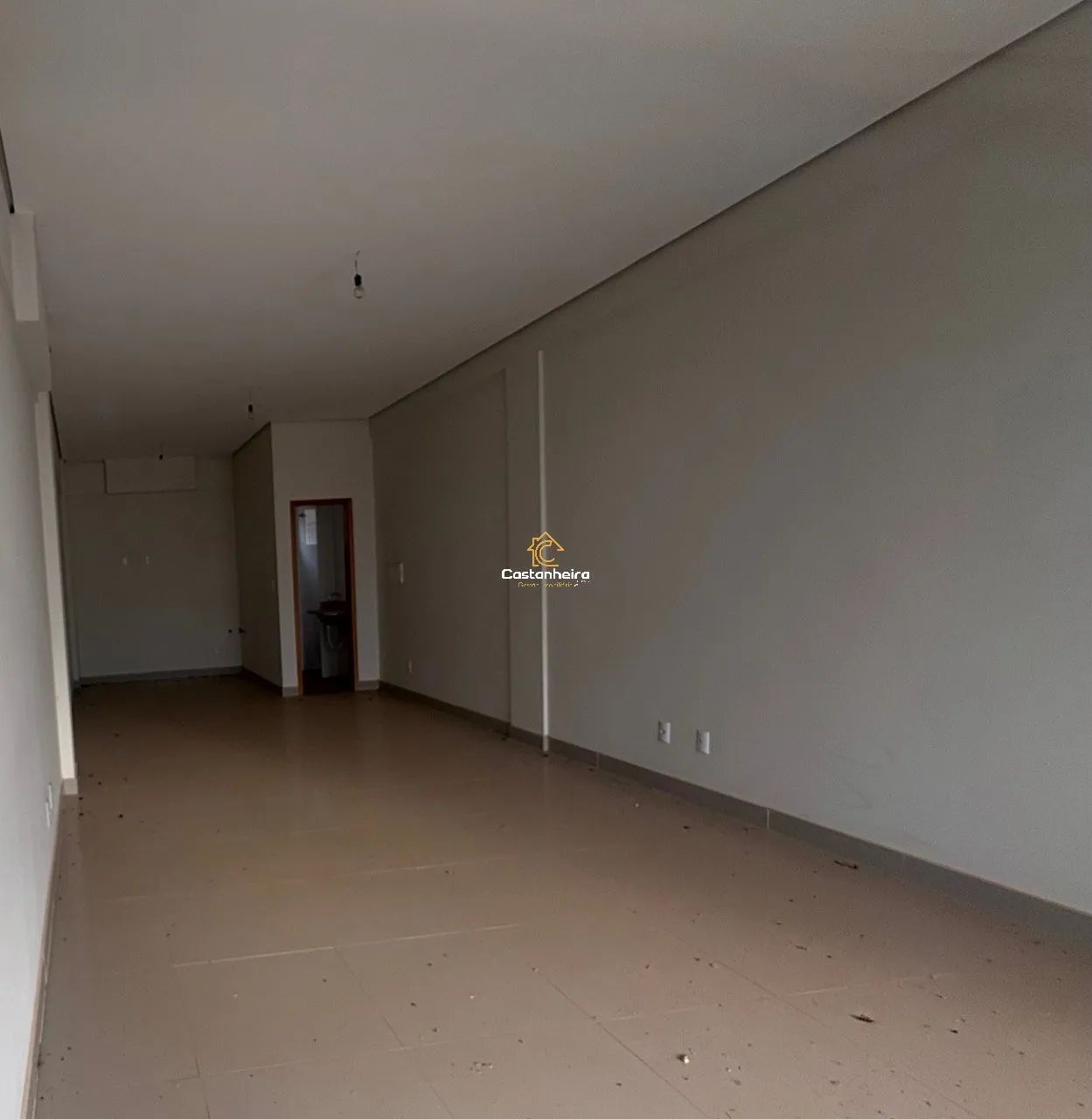 Sala comercial 37m² com banheiro - Plano Diretor Sul