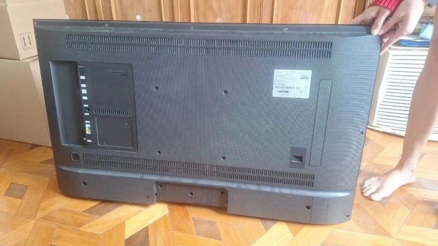 Televisão Samsung UN40MU6100G quebrada e com visor de led com marcas - Foto 2