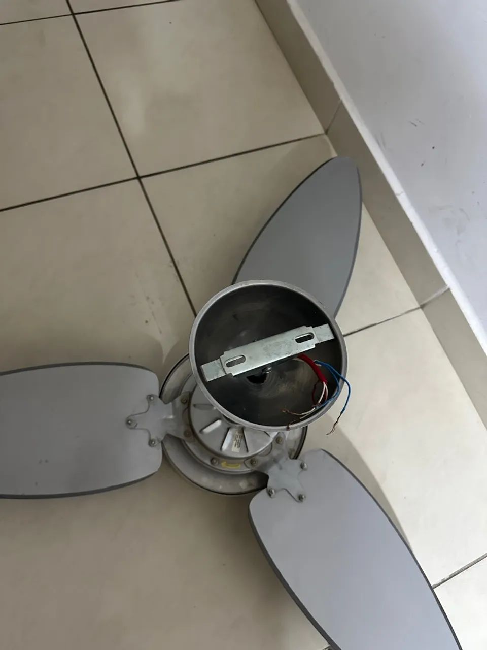 Desapego ventilador de alumínio e madeira de parede.  - Foto 2