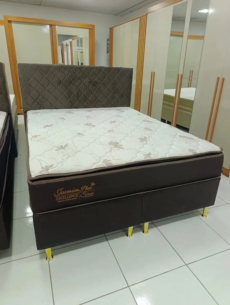 Cama box queen com pilow 