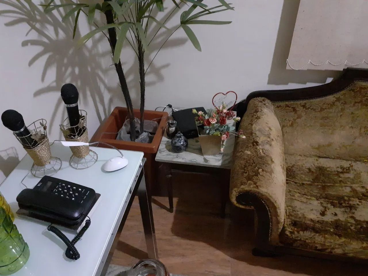 Sofá Pata de Leão + Mesinha - Foto 4