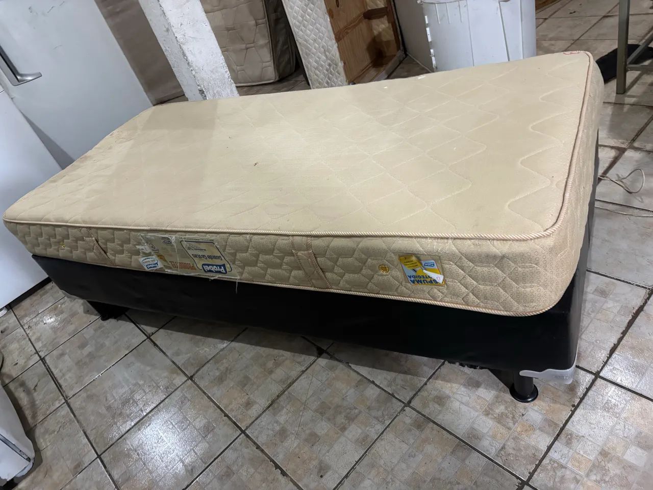 Cama box solteiro , colchão de molas 