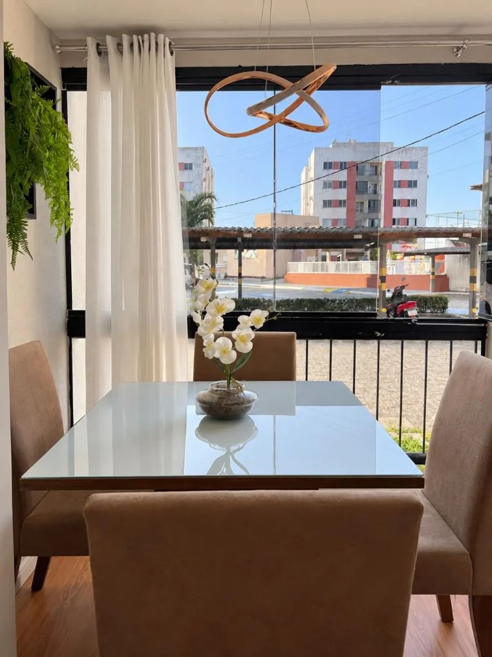 Mesa de Jantar com Tampo de Vidro e 4 Cadeiras Estofadas - Foto 4