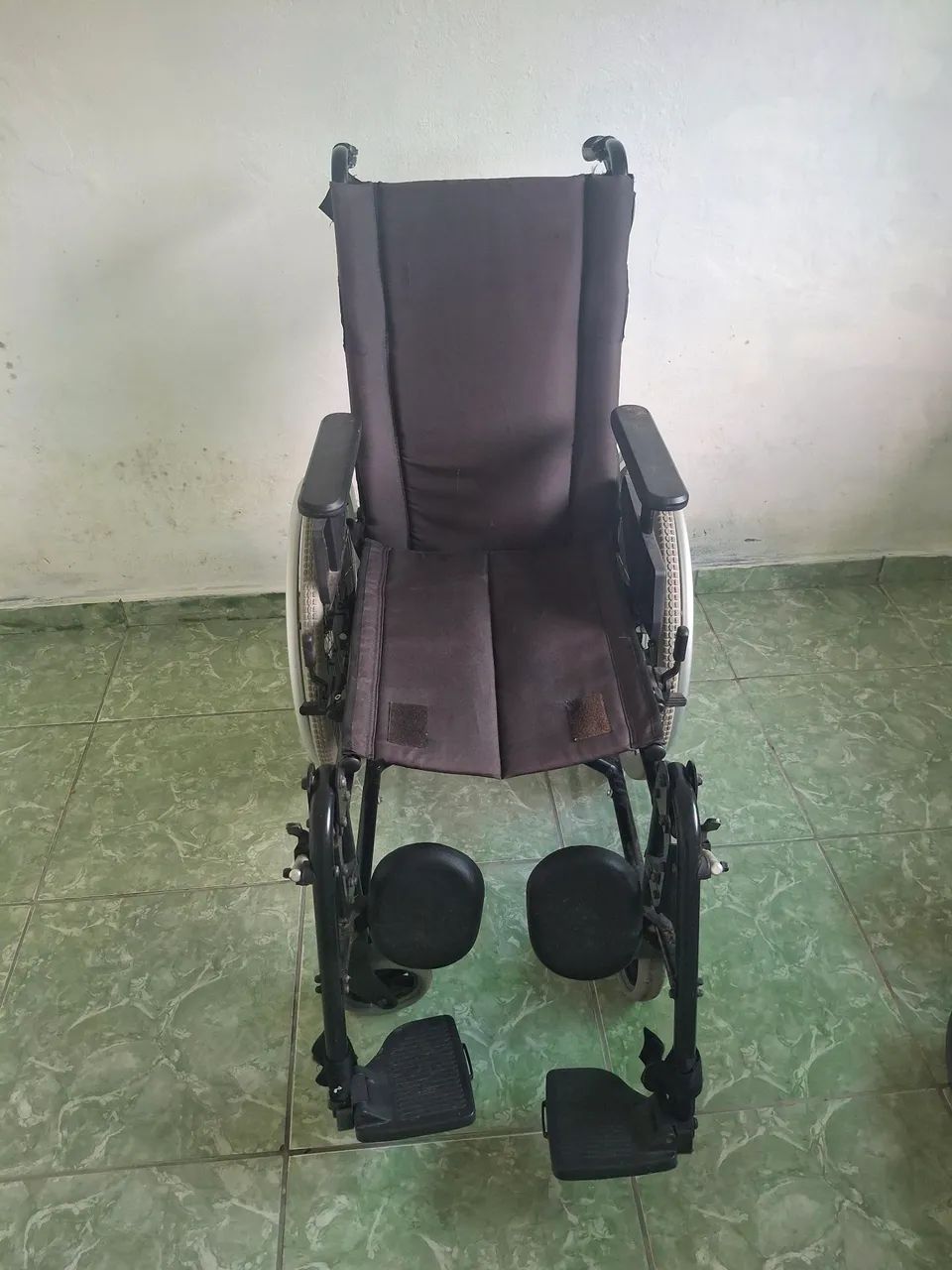 Vendo cadeira de roda normal  - Foto 2