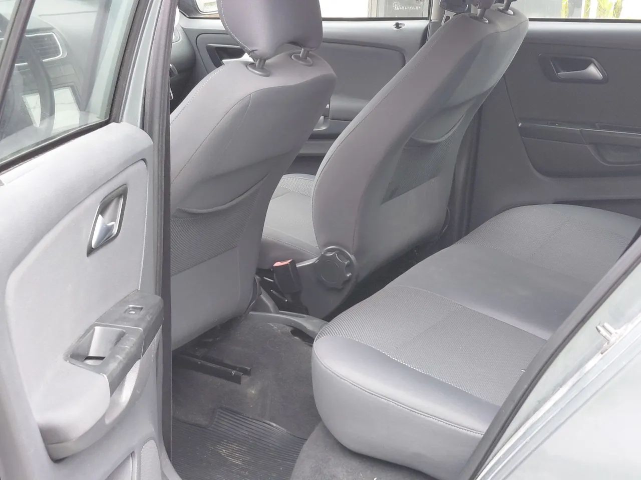 Volkswagen Fox 1.0 MI Total Flex 8V 5P 2011 - Foto 4