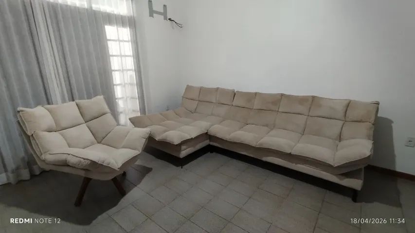 Sofá retrátil em L + Poltrona Giratória Suede Bege