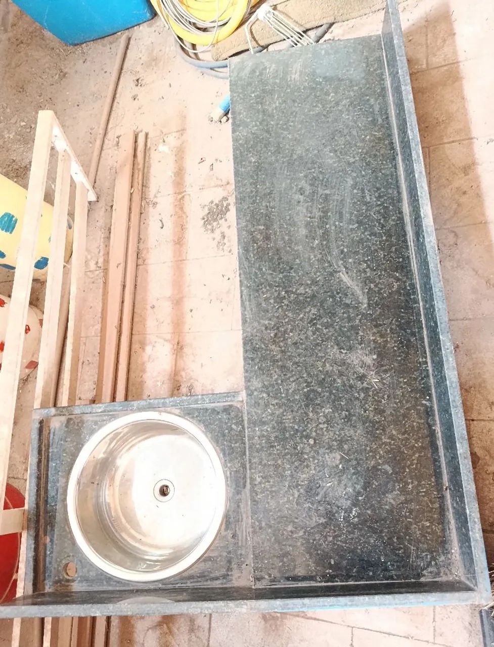 Pia de inox com bancada de mármore 