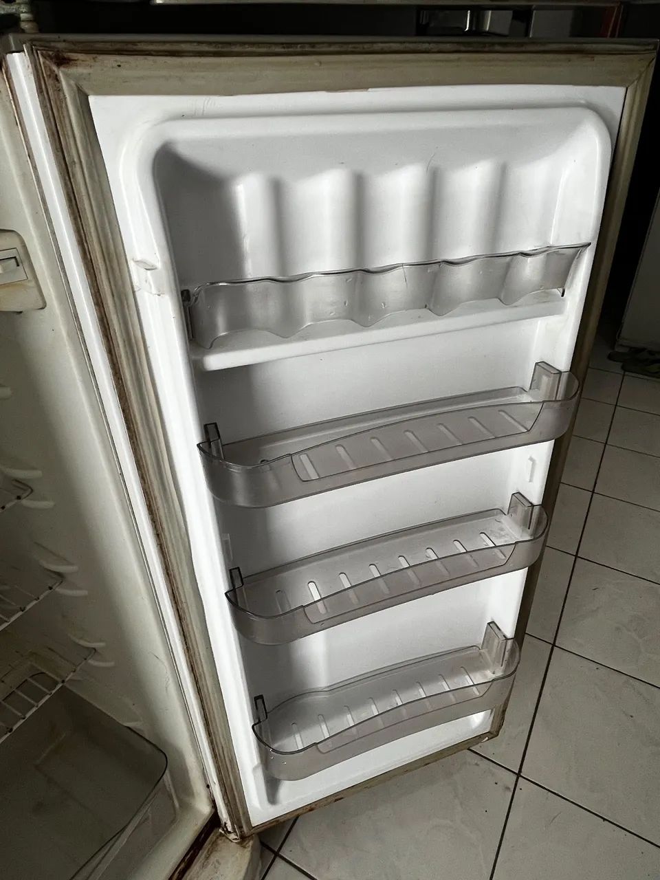 GELADEIRA C/ DEFEITO 