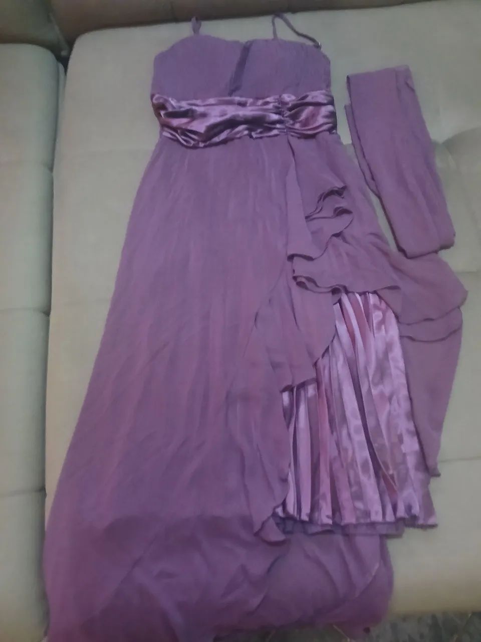 Vestido de festa com echarpe