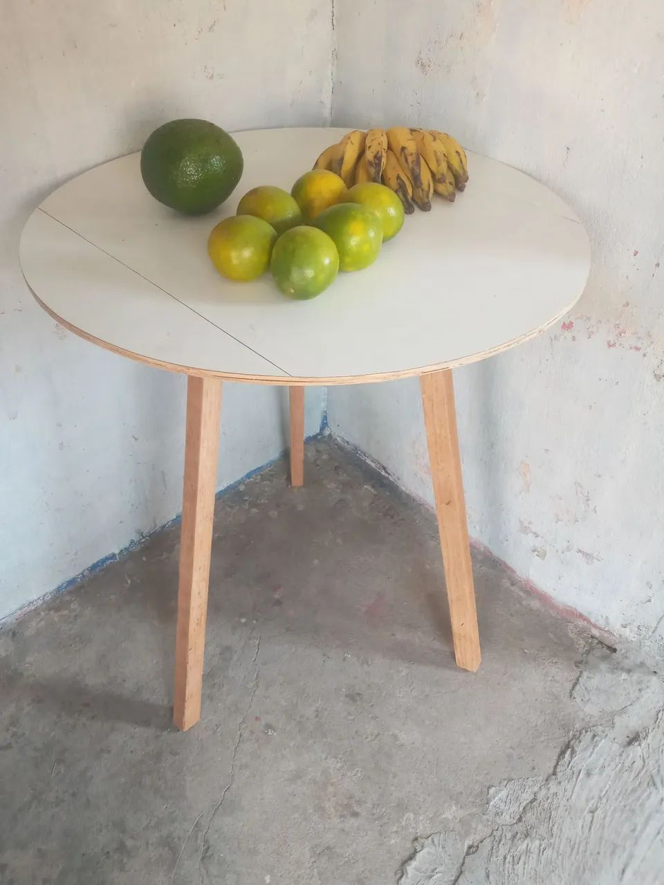 Mesa multiuso em madeira e fórmica.