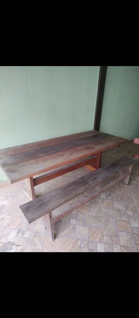 Mesa de madeira grande com dois bancos  - Foto 2