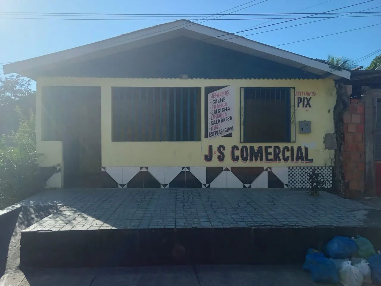 Venden-se casa na Rua Guanabara.