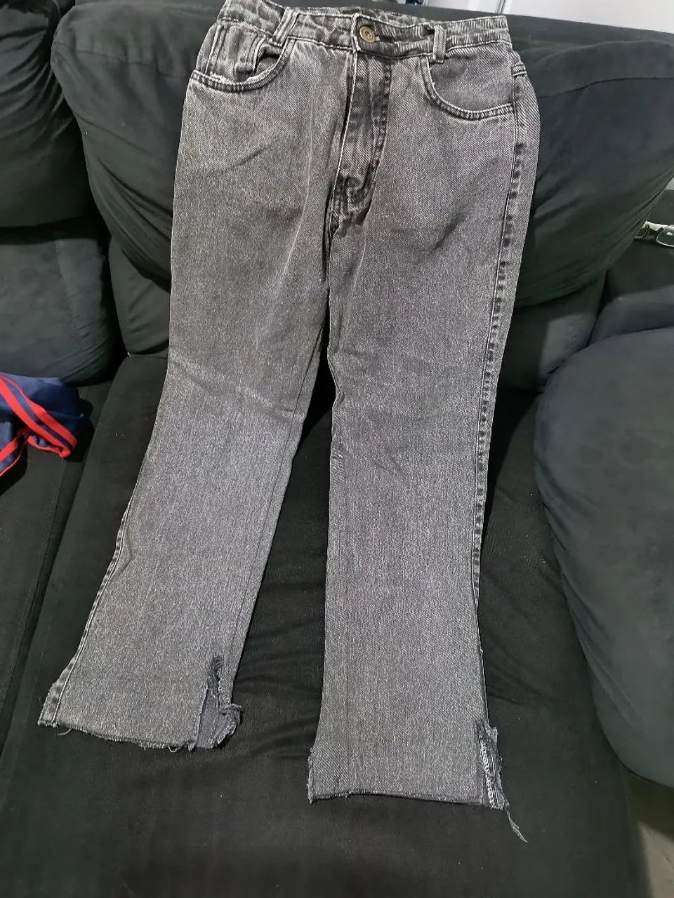Calça jeans "flare" cinza 
