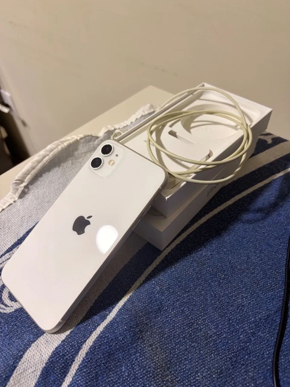 iPhone 11 branco, nunca foi aberto e com cabo USB original