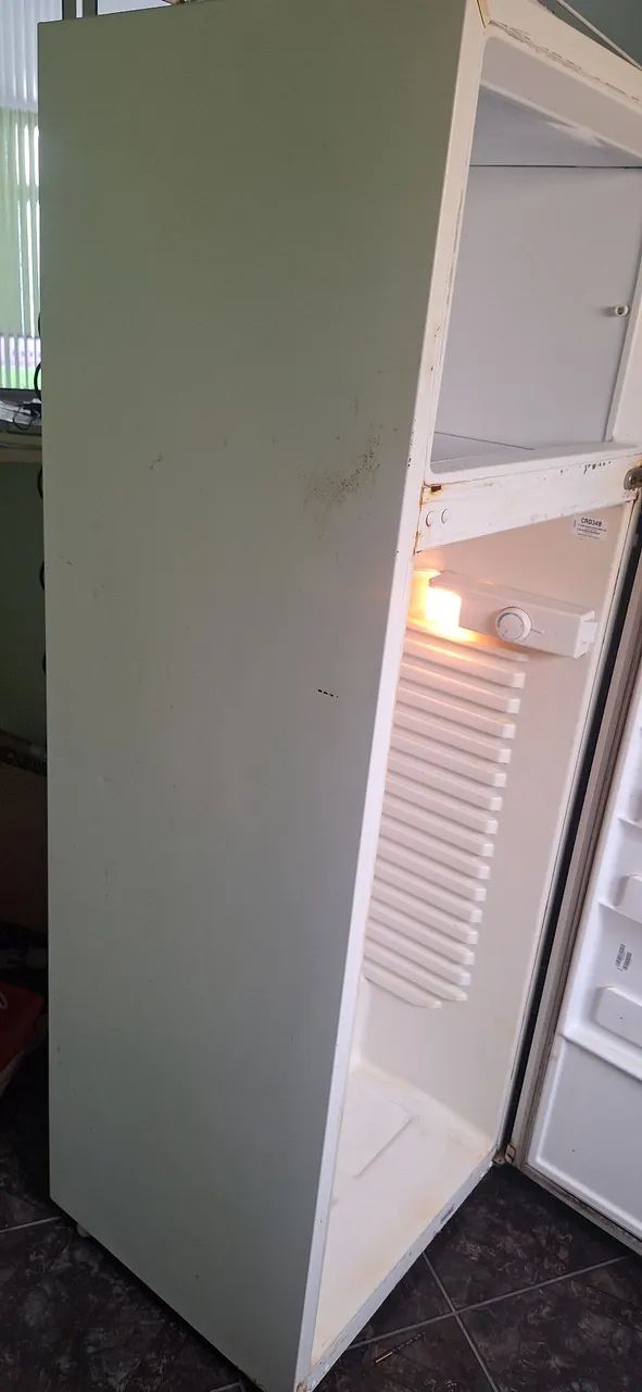 Vendo geladeira usada da Electrolux, funcionamento perfeitamente  com gaveta  e grades - Foto 4