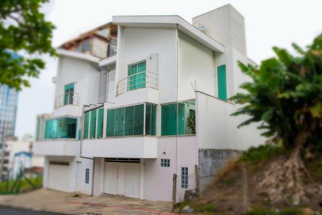 Lindo sobrado no bairro Ariribá em Balneário Camboriú 2 suítes e 2 vagas de garagem