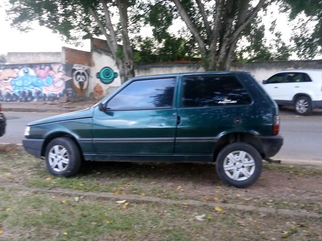 Fiat uno vendo ou troco por carro maior - Foto 2