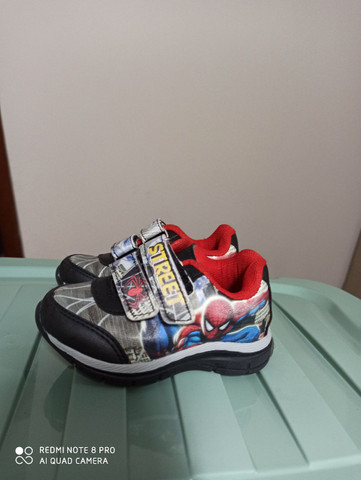 tenis do homem aranha com luzinha