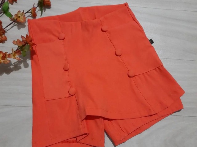 Short Saia na cor salmão com elastano e bolsos  da BELLE MODERNA <br>